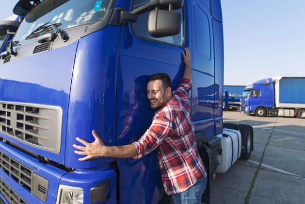 拥抱专业卡车司机拥抱他的卡车车厢热爱他的工作拥抱司机国家