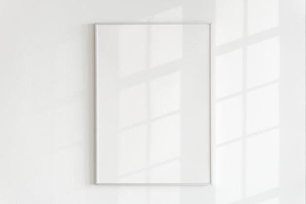 阴影用自然光在墙上的空白框架墙最小轮廓