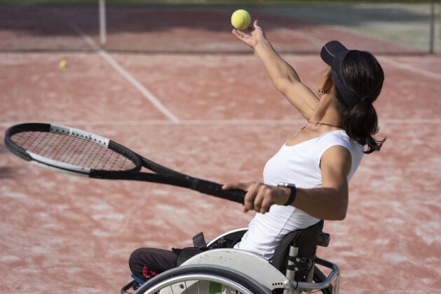 残疾人中枪残疾女子持球坐着残疾轮椅