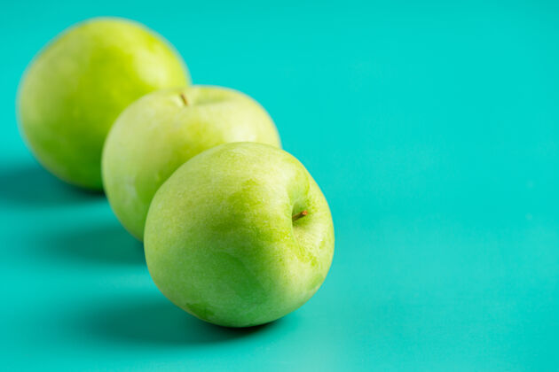 绿色新鲜的青苹果放在浅绿色的背景上丰度生食品健康