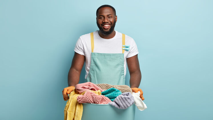 男人年轻的非洲裔美国人在洗衣服毛巾成人年轻人