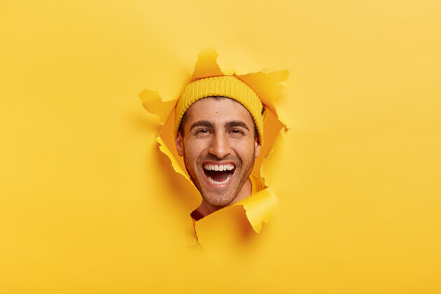 满意快乐快乐的男人带着牙齿微笑 戴着帽子高兴水平头像