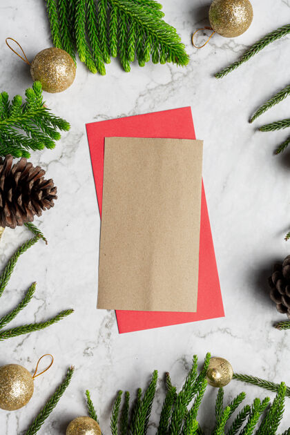 光滑礼品包装纸和圣诞饰品放在白色大理石背景上现代的友好圣诞快乐