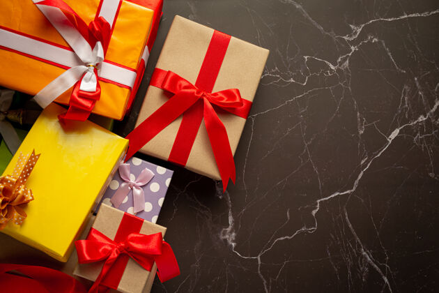 庆祝礼品盒放在黑色大理石地板上年礼品盒礼物