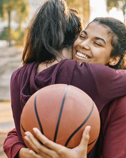 女子女子篮球赛后拥抱运动员篮球职业