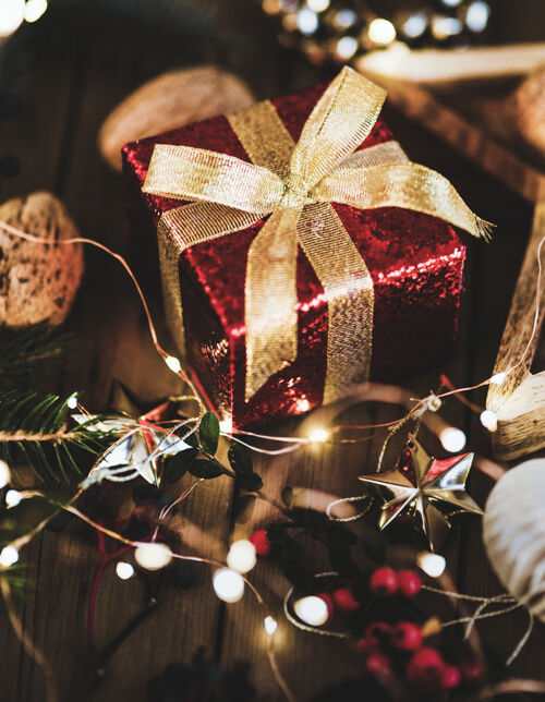 形状圣诞树下的红色礼品盒木制圣诞树核桃