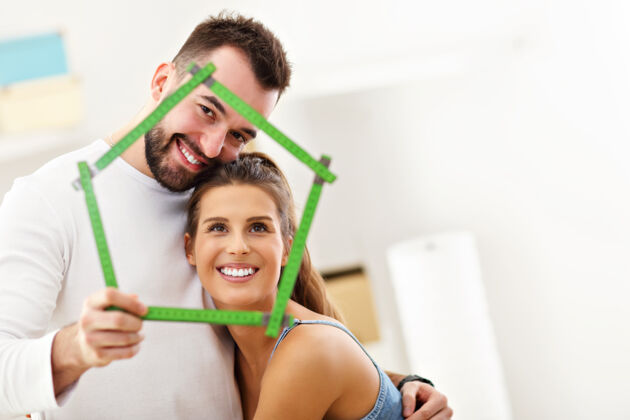 新的快乐的成年夫妇搬出或搬进新家盒子出租生活方式