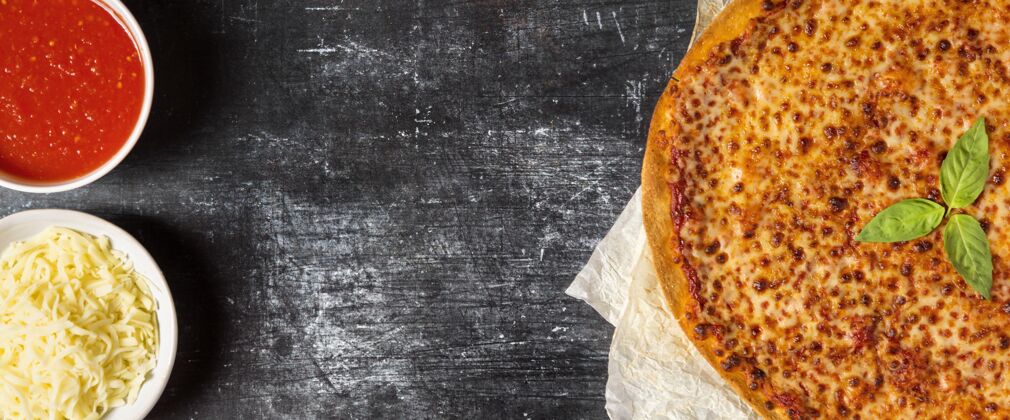 意大利用番茄酱和马苏里拉炒披萨 留有复印空间牛至厨师比萨店