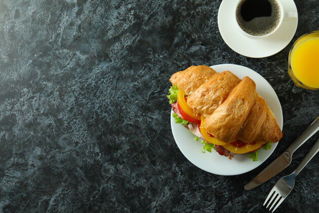 小吃美味的概念吃羊角面包三明治早上咖啡火腿
