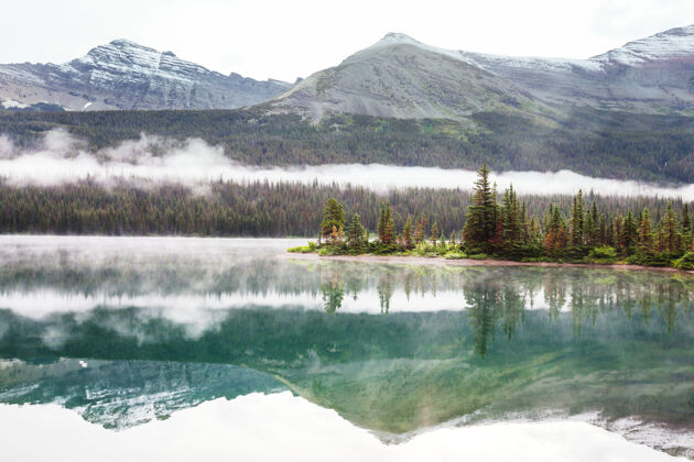 大气美国蒙大拿州冰川国家公园风景如画的岩石山峰美丽的自然景观自然安静公园