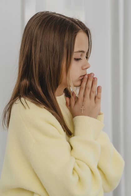 女孩小女孩祈祷的侧视图崇拜祈祷宗教